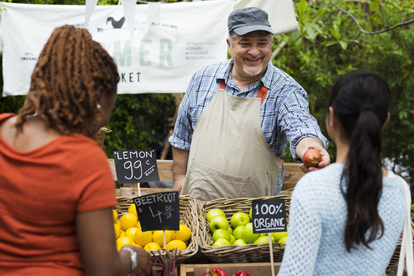 farmers-market-selling-organic-fruit-veggies