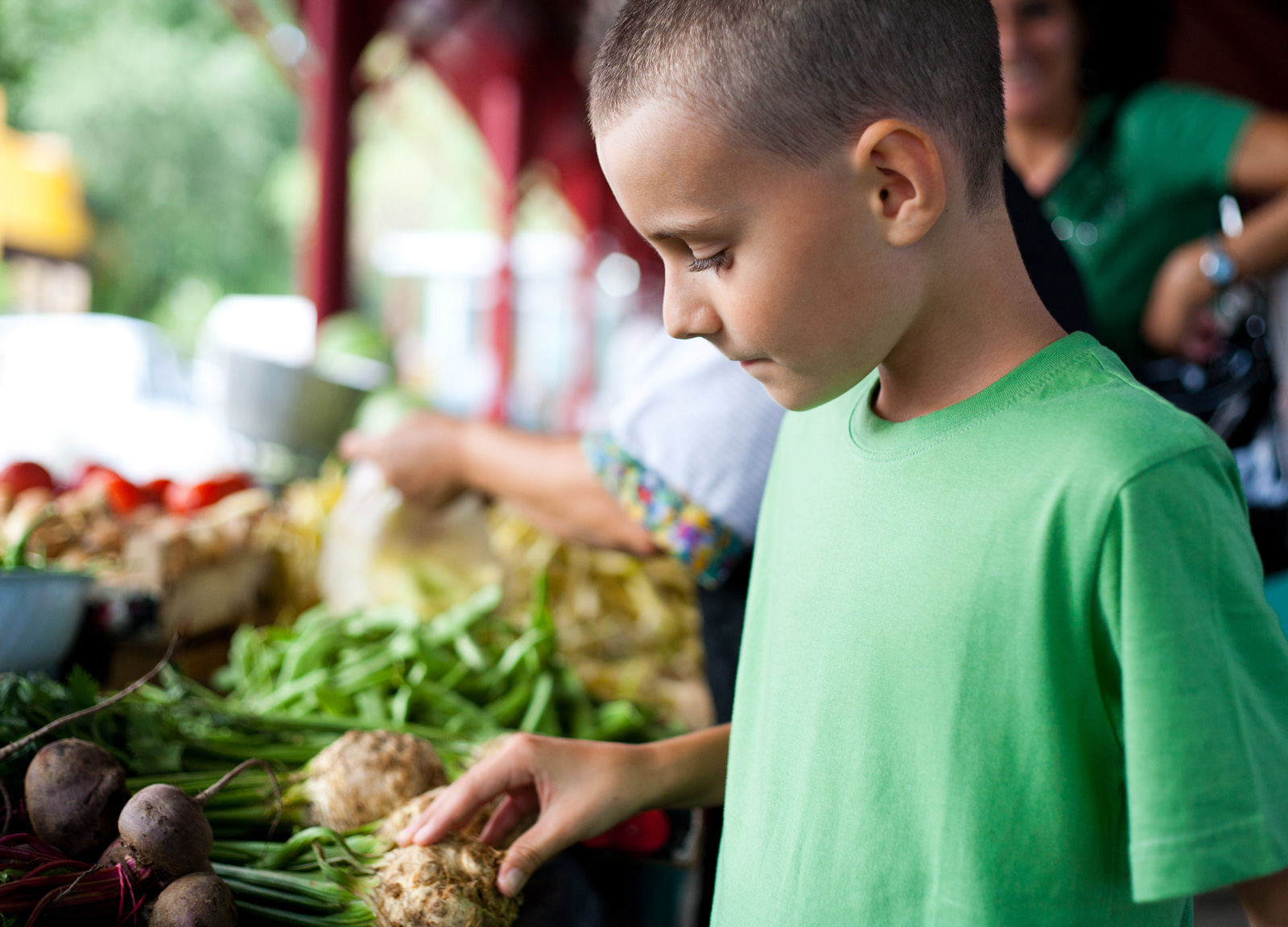 Shopping-At-Farmers-Market