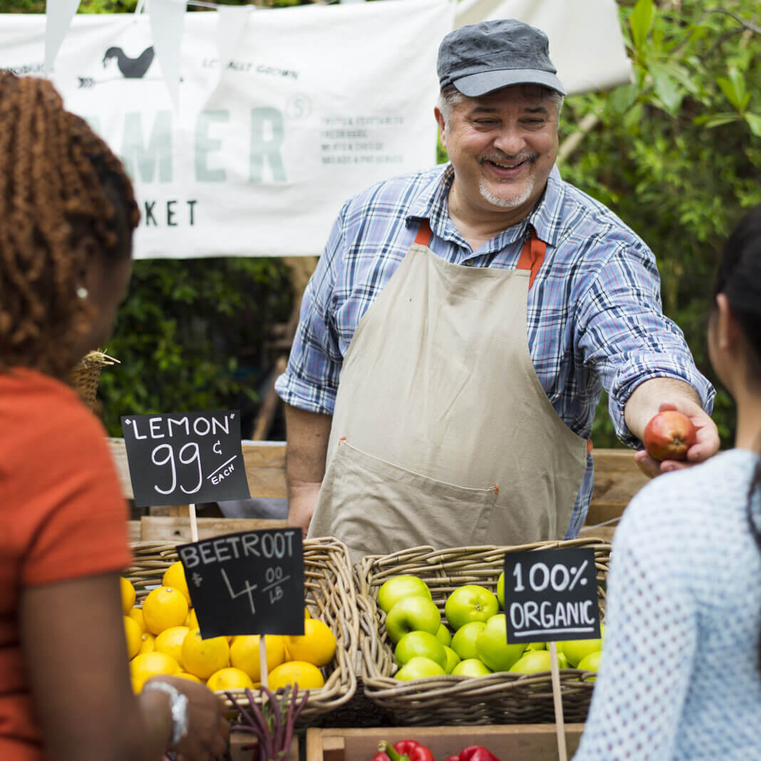 farmers-market-selling-organic-fruit-veggies